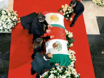 Una multitud se dio cita para dar el último adiós de cuerpo presente al líder político. EL UNIVERSAL