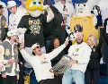 Los Brewers desfilaron por el centro de Milwaukee, celebrando su primer título de MLB. AP