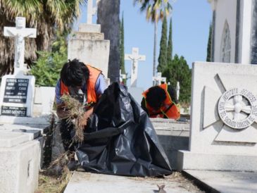 Las labores incluyeron el retiro de maleza, escombros y basura de los pasillos principales y áreas comunes de ambos cementerios. ESPECIAL