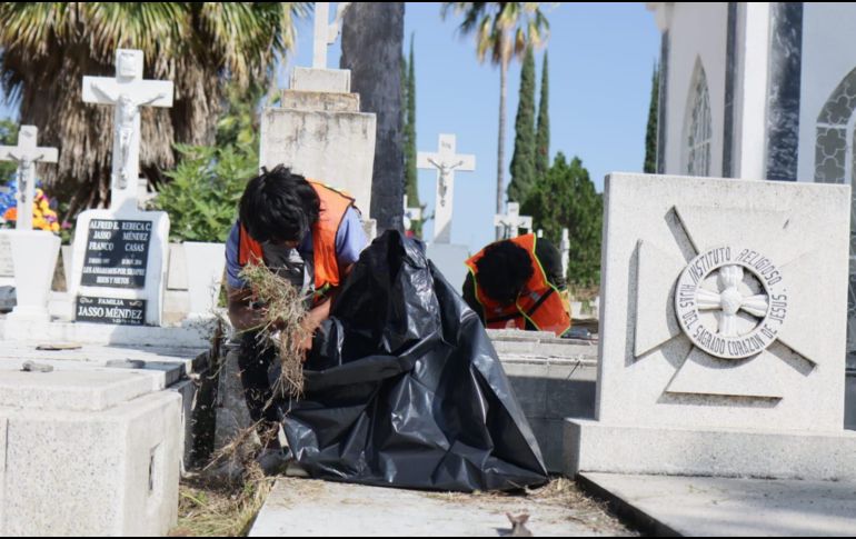 Las labores incluyeron el retiro de maleza, escombros y basura de los pasillos principales y áreas comunes de ambos cementerios. ESPECIAL