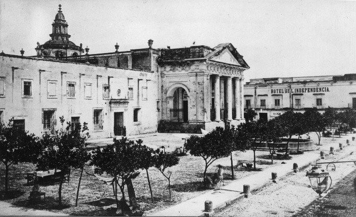 Isis 01588 - Jardin de la Universidad hoy plaza Universidad, al fonto el Templo de Santo Tomas hoy Biblioteca Iberoamericana. Se aprecia al lado, el edificio del colonial Colegio de Santo Tomas (Instituto de Ciencias),en Guadalajara, Jalisco.