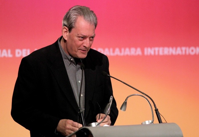 Feria Internacional del Libro de Guadalajara - MEX14. GUADALAJARA (MÉXICO), 26/11/2017.- El escritor estadounidense Paul Auster lee un discurso tras recibir la medalla Carlos Fuentes hoy, domingo 26 de noviembre de 2017, en el segundo día de actividades de la Feria Internacional del Libro de Guadalajara (México). EFE/Ulises Ruiz Basurto Feria Internacional del Libro de Guadalajara