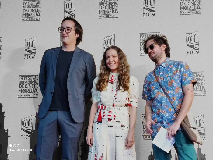 Natalia Lafourcade pasó por la alfombra roja de la inauguración junto con Julio Chavezmontes y Sebastián Hoffman. TWITTER / @FICM