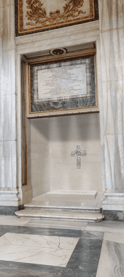 La tumba del Papa Francisco en la basílica romana de Santa María La Mayor será sencilla, en el suelo, y contará con una reproducción de su crucifijo pectoral, reveló este jueves la Santa Sede al divulgar la primera foto del sepulcro. EFE / Vaticano