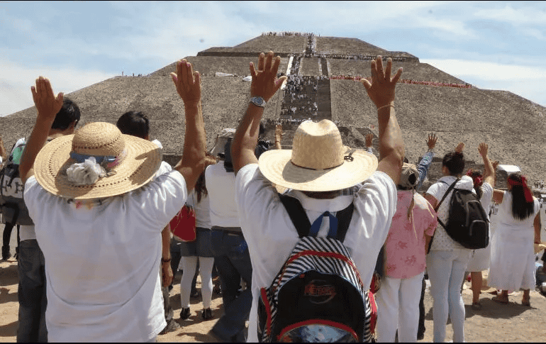 &nbsp;Personas visitan sitios arqueológicos como Teotihuacán o Chichén Itzá para participar en rituales simbólicos. NTX/ARCHIVO
