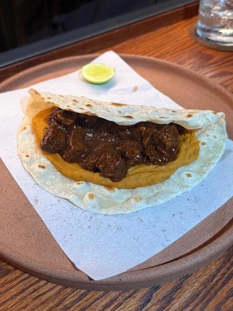&nbsp;Taco de frijol con veneno y asado de puerco / Foto: Cortesía